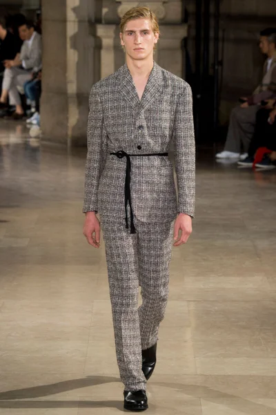 Look 16